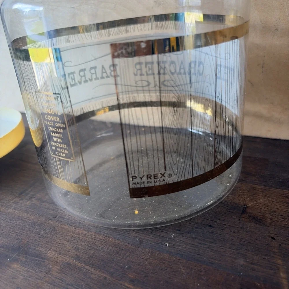 VINTAGE  PYREX  THE CRACKER BARREL W/ PLASTIC LID